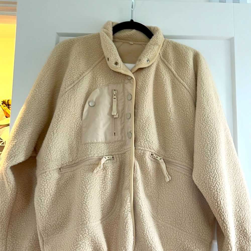 Like new fuzzy tan jacket with zippered pockets